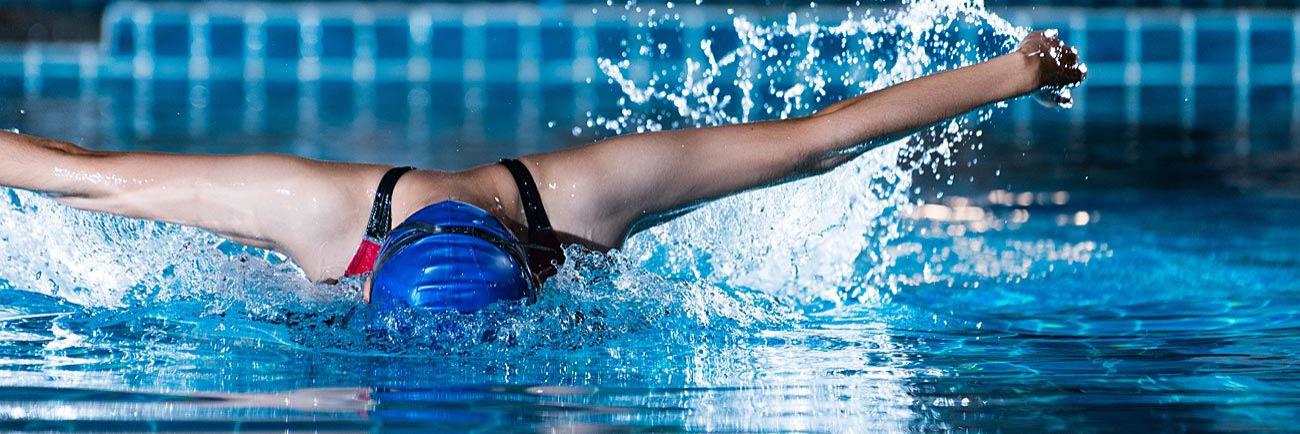 Schwimmerin im Schmetterlingsschwimmstil